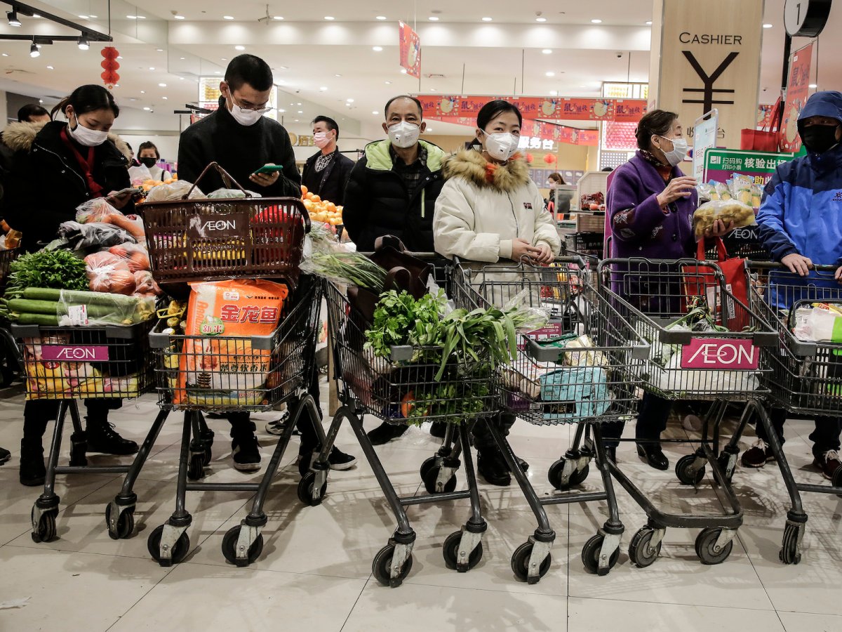 Residents wearing masks buying groceries, 23 January 2020, Wuhan. (Getty Images)