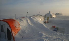 Joel_Pedro_nonistock_-_ice_core_drilling_camp2