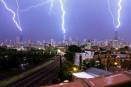 Simultaneous triple lightning strikes light up Chicago