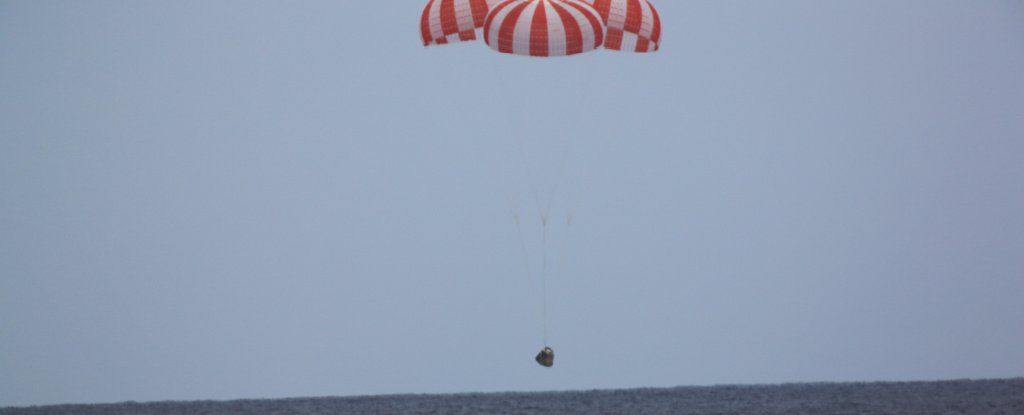 SpaceX Dragon splashing down in the Pacific Ocean in May 2016. 