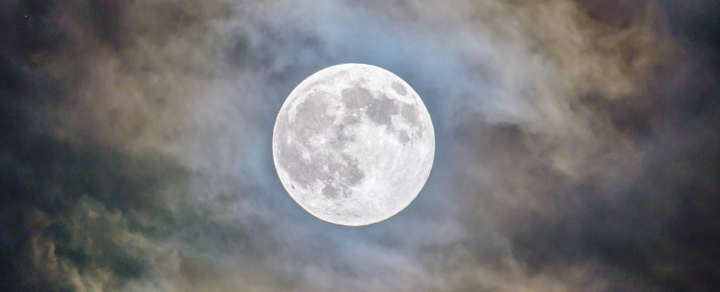 The full moon changes how people sleep without us ever realizing it, says study