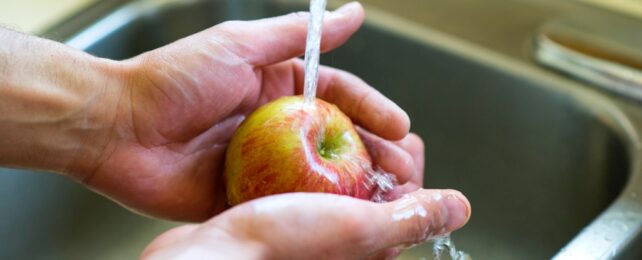 washing apple