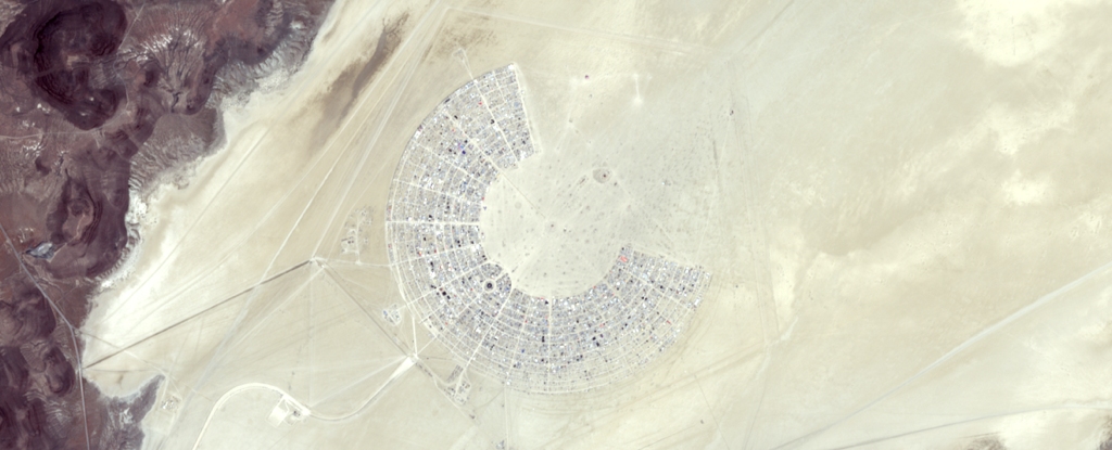 Impresionante fotografía muestra el festival Burning Man visto desde el espacio: Heaven32