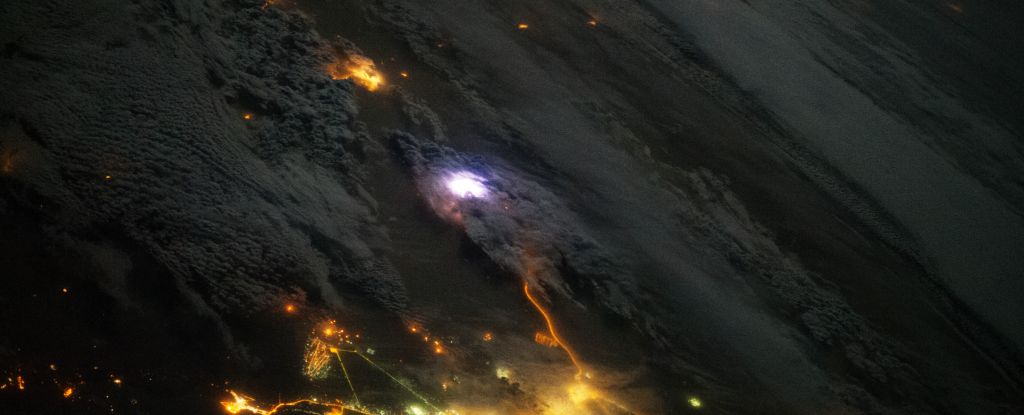 Lightning Can Send ‘Killer Electrons’ Flying Into Space at Near Light Speed : ScienceAlert