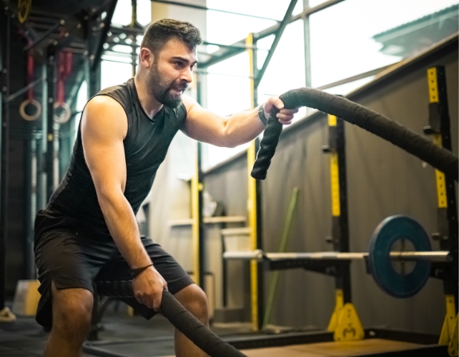 A man using battle ropes