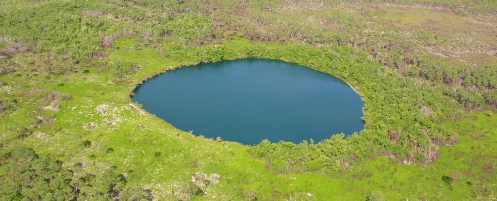 Deep 'Blue Hole' in The Bahamas Holds Secrets Going Back to The Ice Age