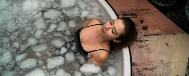 Do Ice Baths Really Work? Here's What The Science Says